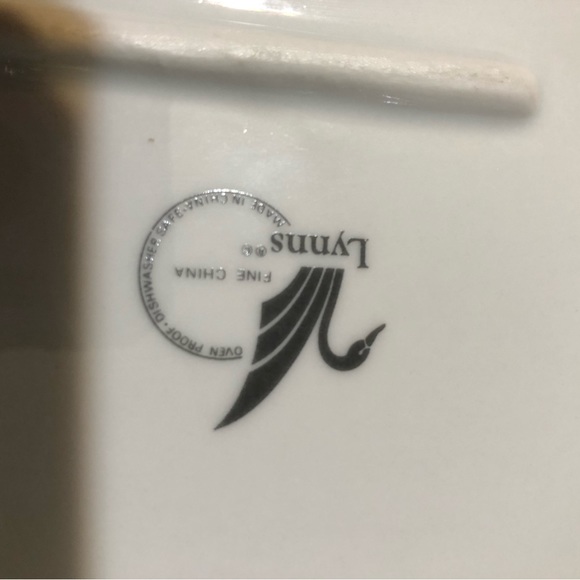 2 of each Lynn’s fine China 2 serving platers and 2 serving bowls Victorian Rose - Picture 4 of 4